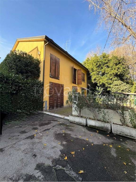 casa indipendente in vendita a Reggio nell'Emilia in zona Gattaglio