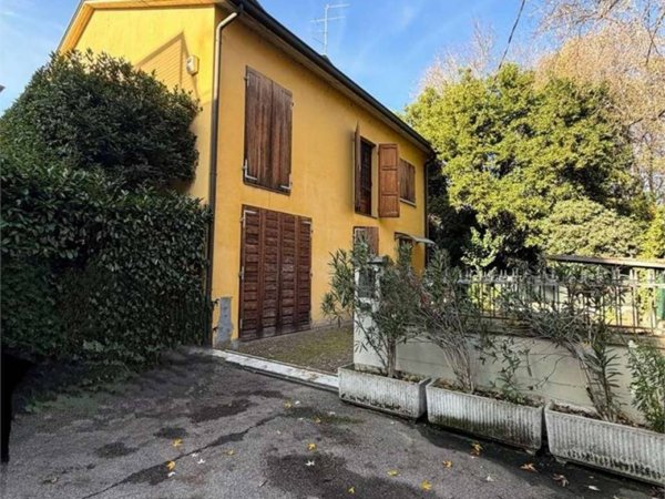 casa indipendente in vendita a Reggio nell'Emilia in zona Città Storica