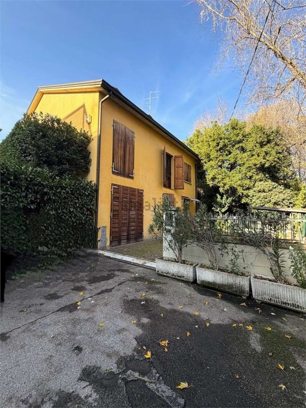 casa indipendente in vendita a Reggio nell'Emilia in zona Città Storica