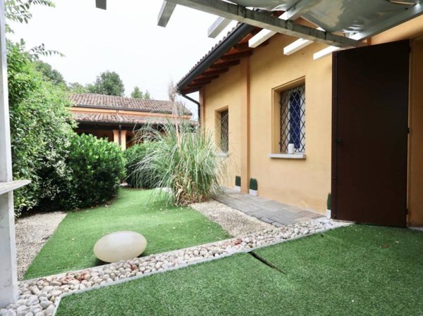 negozio in vendita a Reggio nell'Emilia in zona Pieve Modolena