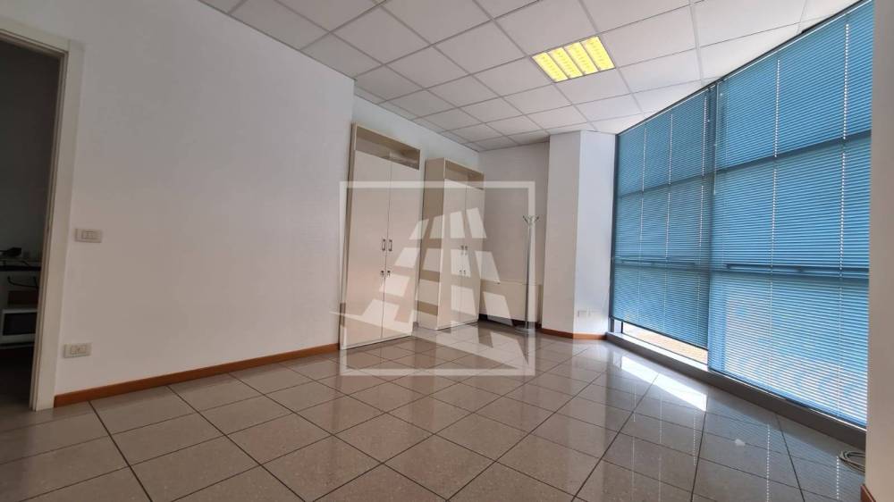 ufficio in vendita a Reggio nell'Emilia in zona Tribunale