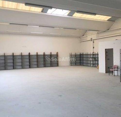 locale commerciale in vendita a Reggio nell'Emilia in zona Mancasale