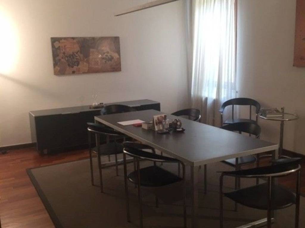 ufficio in vendita a Reggio nell'Emilia in zona Città Storica