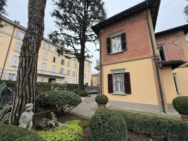 casa indipendente in vendita a Reggio nell'Emilia in zona Città Storica