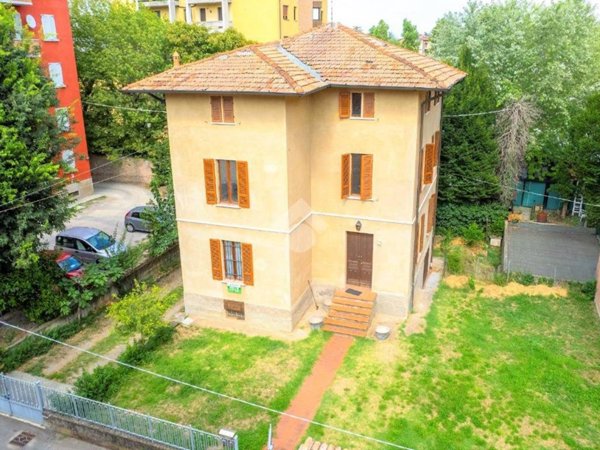 casa indipendente in vendita a Reggio nell'Emilia in zona Città Storica