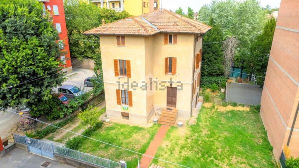 casa indipendente in vendita a Reggio nell'Emilia in zona Città Storica
