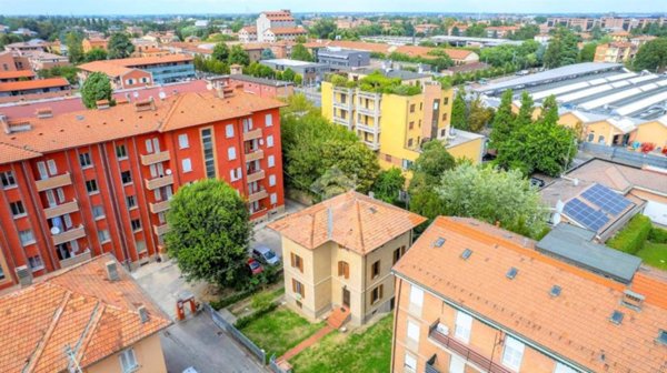 casa indipendente in vendita a Reggio nell'Emilia in zona Città Storica