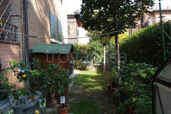 casa indipendente in vendita a Reggio nell'Emilia in zona Rosta Nuova