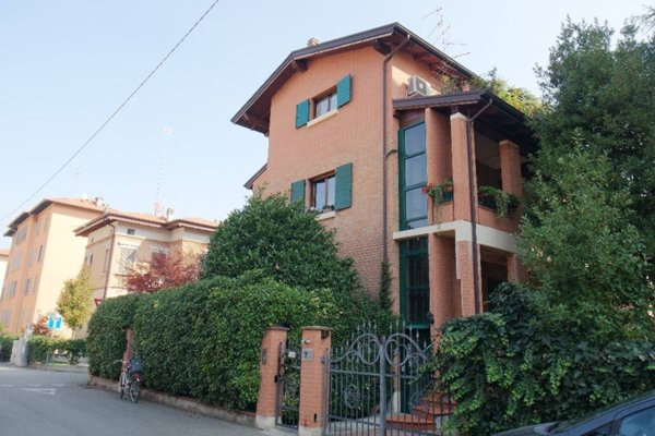 casa indipendente in vendita a Reggio nell'Emilia in zona Città Storica