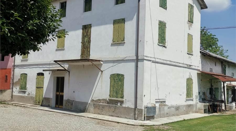 negozio in vendita a Reggio nell'Emilia in zona Fogliano