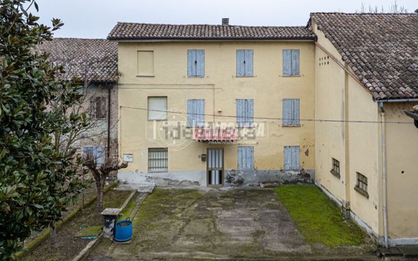 casa indipendente in vendita a Reggio nell'Emilia in zona Pieve Modolena