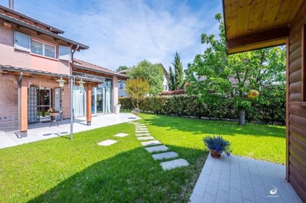 casa indipendente in vendita a Reggio nell'Emilia in zona Fogliano