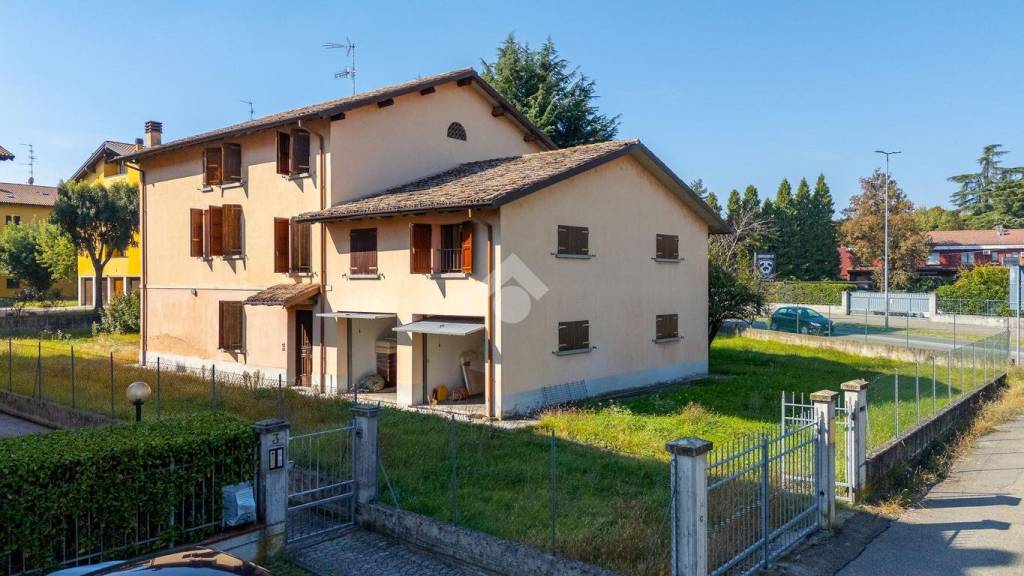 casa indipendente in vendita a Reggio nell'Emilia in zona Baragalla