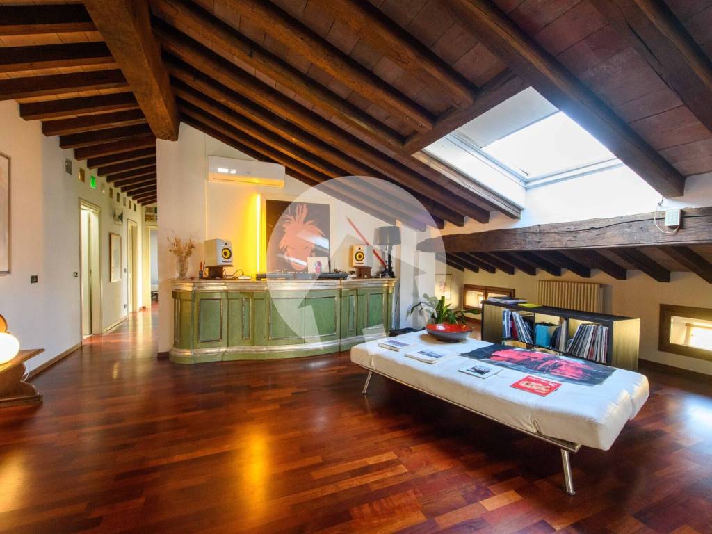 attico in vendita a Reggio nell'Emilia in zona Città Storica