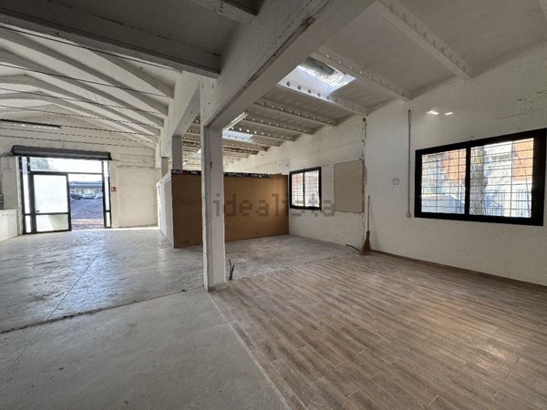 capannone in vendita a Reggio nell'Emilia in zona Tribunale