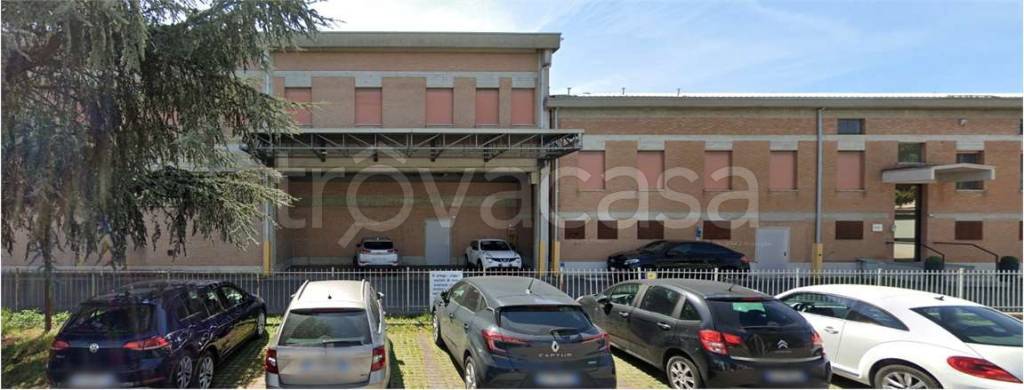 locale commerciale in vendita a Reggio nell'Emilia in zona Carrozzone