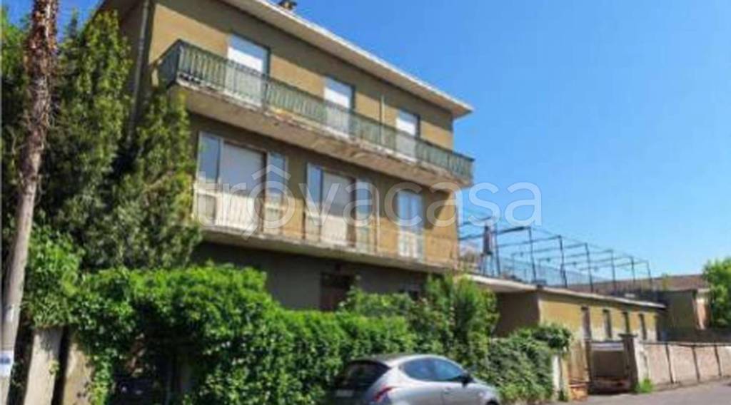 locale commerciale in vendita a Reggio nell'Emilia