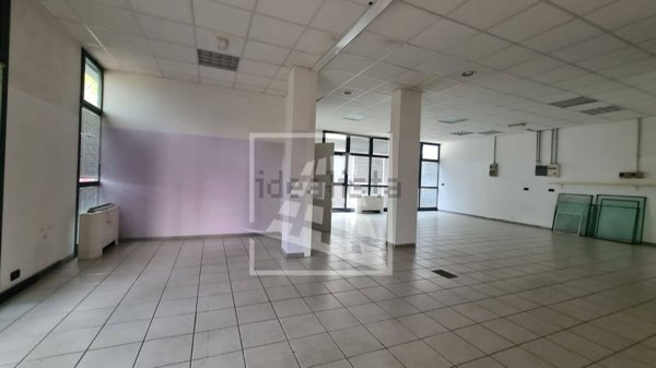 locale commerciale in vendita a Reggio nell'Emilia