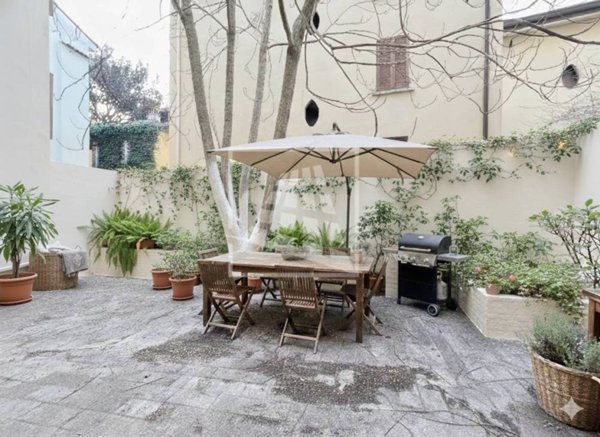 casa indipendente in vendita a Reggio nell'Emilia in zona Città Storica