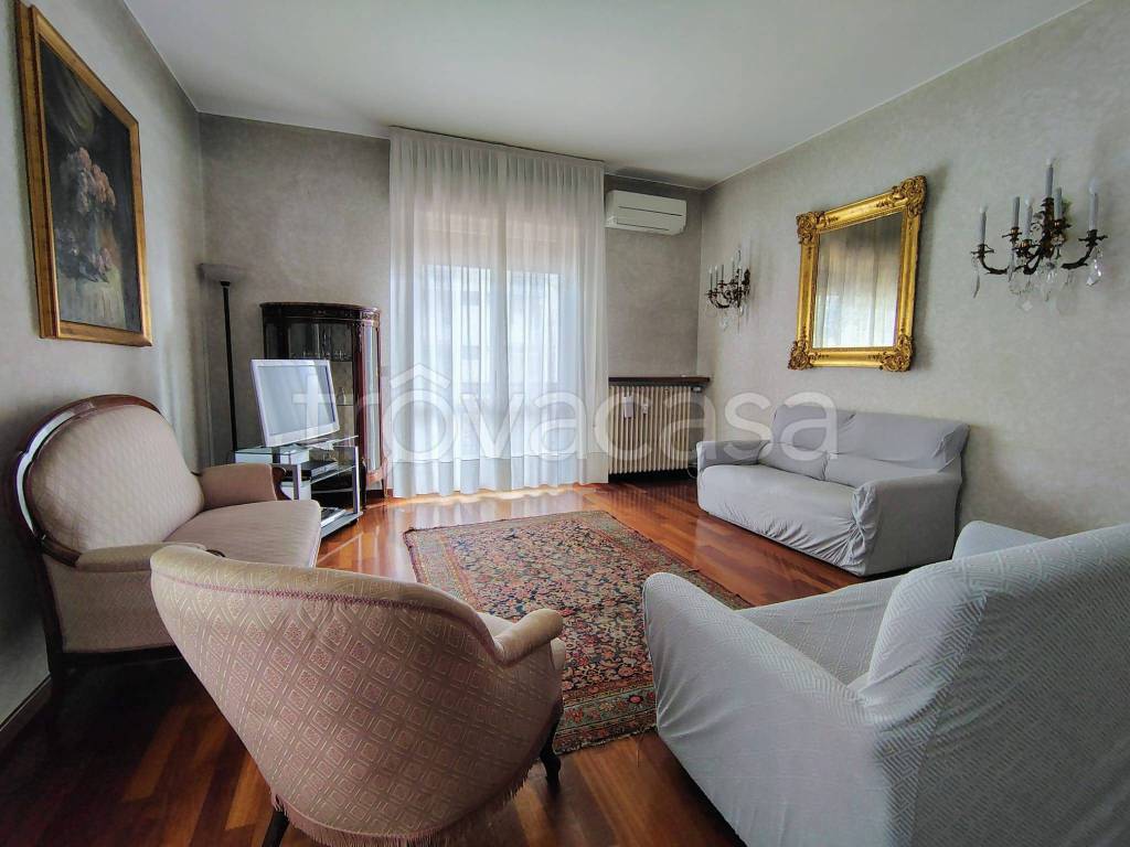 appartamento in vendita a Reggio nell'Emilia in zona Città Storica