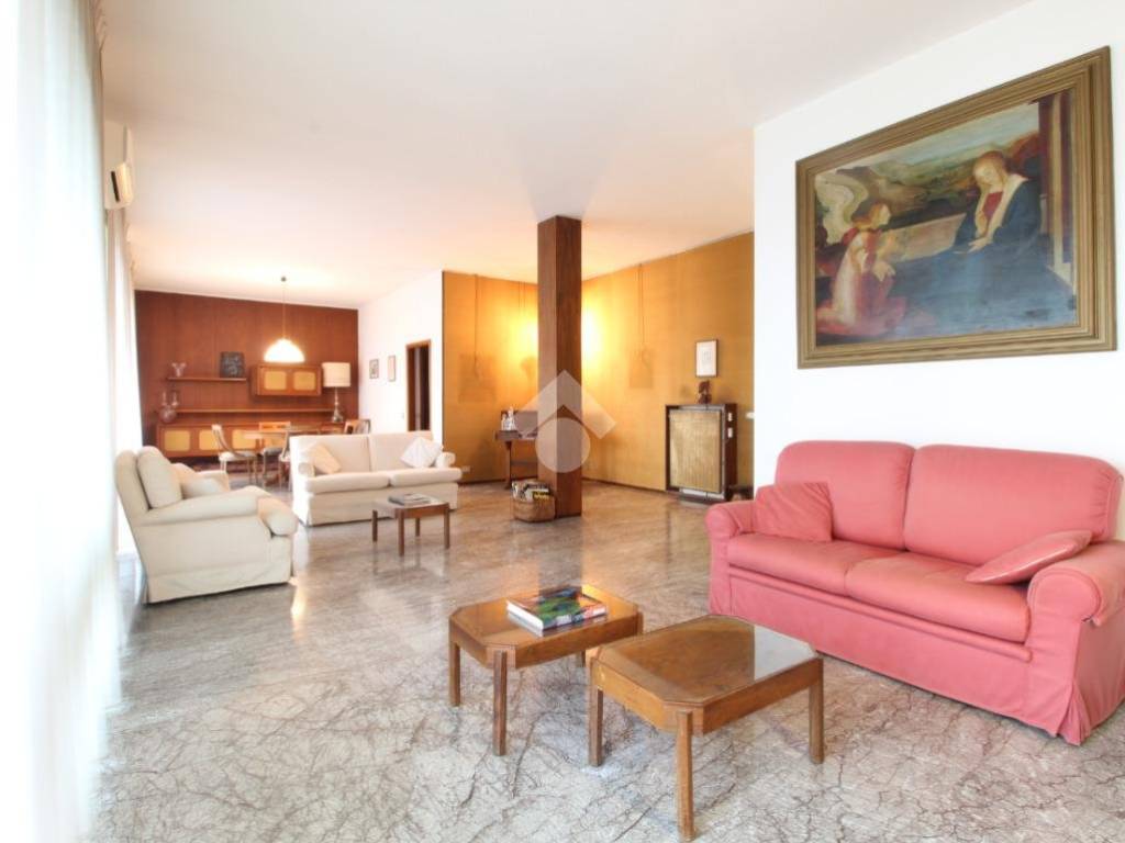 appartamento in vendita a Reggio nell'Emilia in zona Città Storica