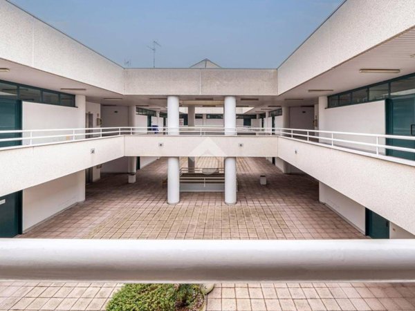 ufficio in vendita a Reggio nell'Emilia in zona Mancasale