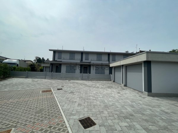 casa indipendente a Reggio nell'Emilia in zona Compagnoni / Migliolungo