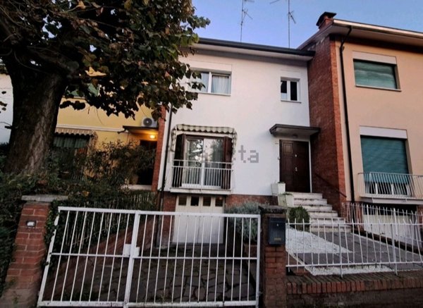 casa indipendente in vendita a Reggio nell'Emilia in zona Belvedere