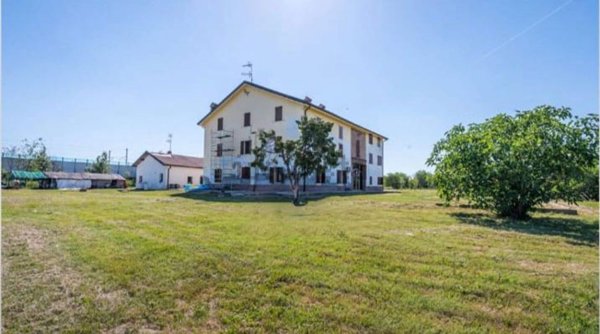 casa indipendente in vendita a Reggio nell'Emilia in zona Carrozzone