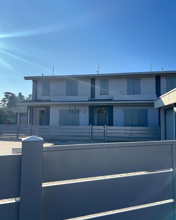 casa indipendente a Reggio nell'Emilia in zona Compagnoni / Migliolungo