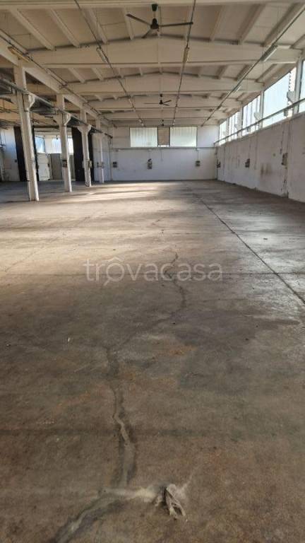 locale commerciale in vendita a Reggio nell'Emilia in zona Mancasale