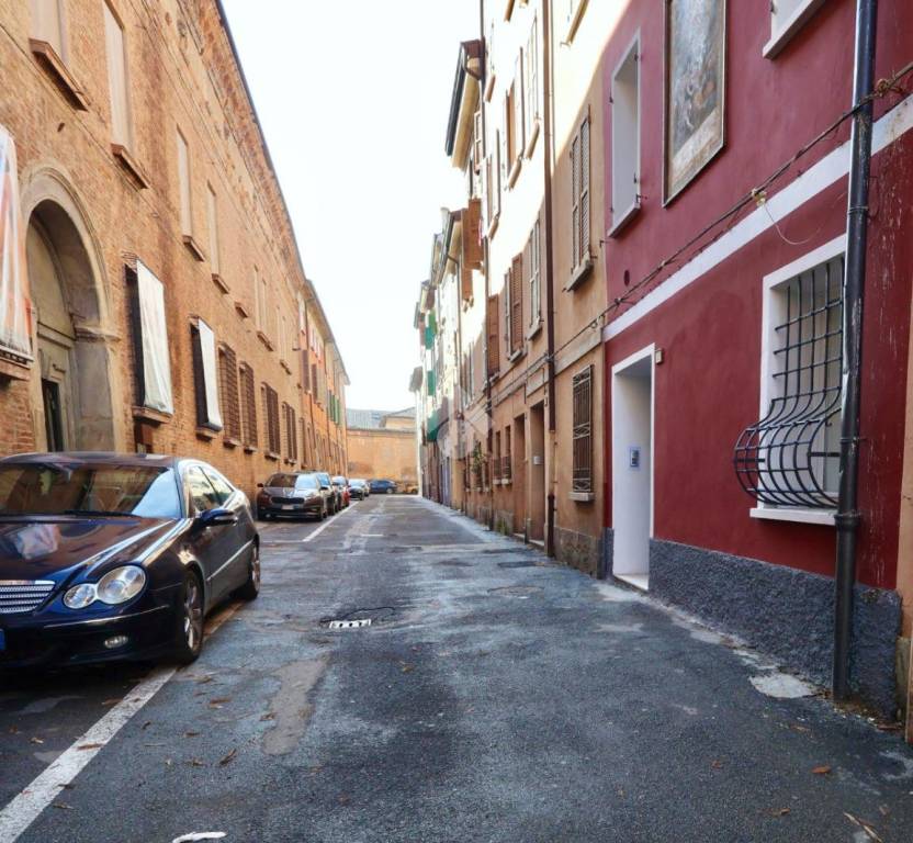 casa indipendente in vendita a Reggio nell'Emilia in zona Città Storica