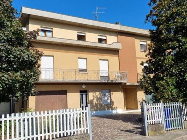 casa indipendente in vendita a Reggio nell'Emilia in zona Città Storica