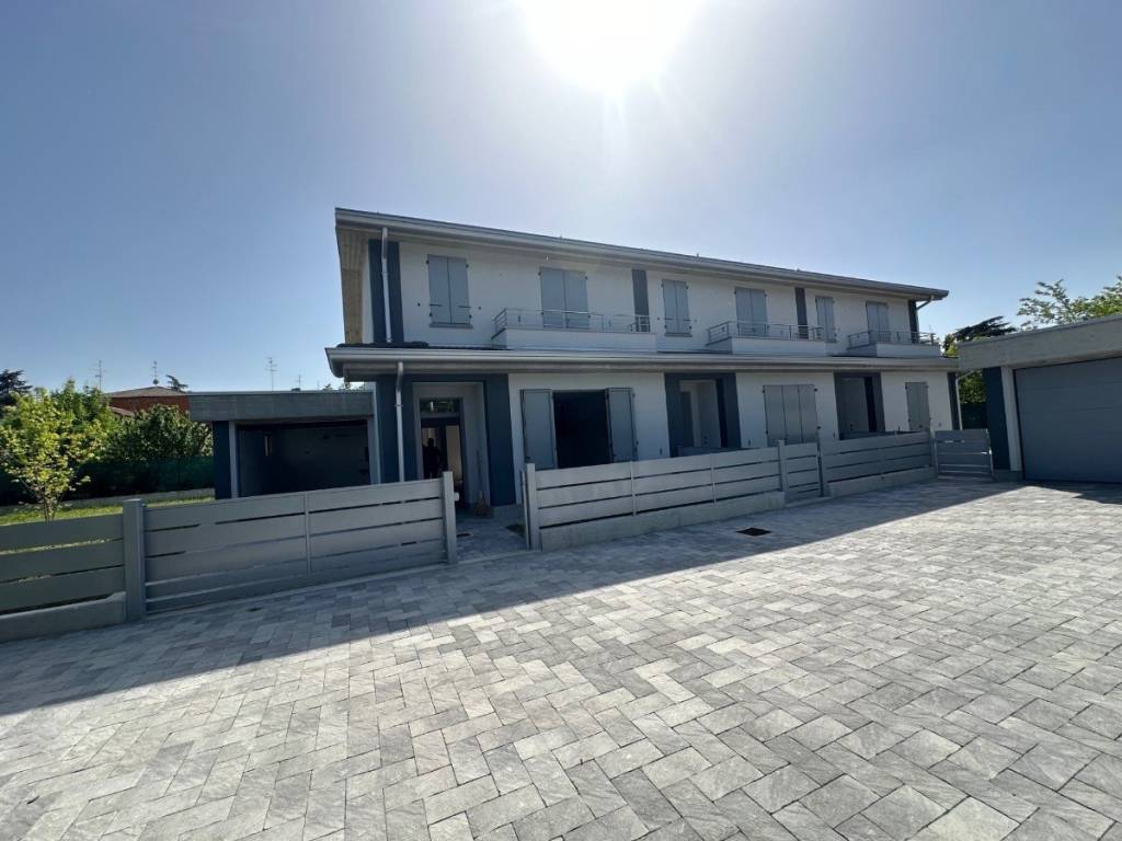 casa indipendente in vendita a Reggio nell'Emilia in zona Regina Pacis