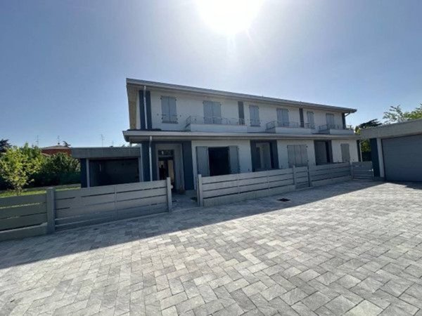 casa indipendente in vendita a Reggio nell'Emilia in zona Città Storica