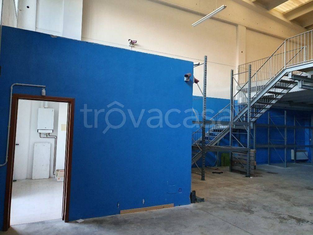 locale commerciale in vendita a Reggio nell'Emilia in zona Gavasseto