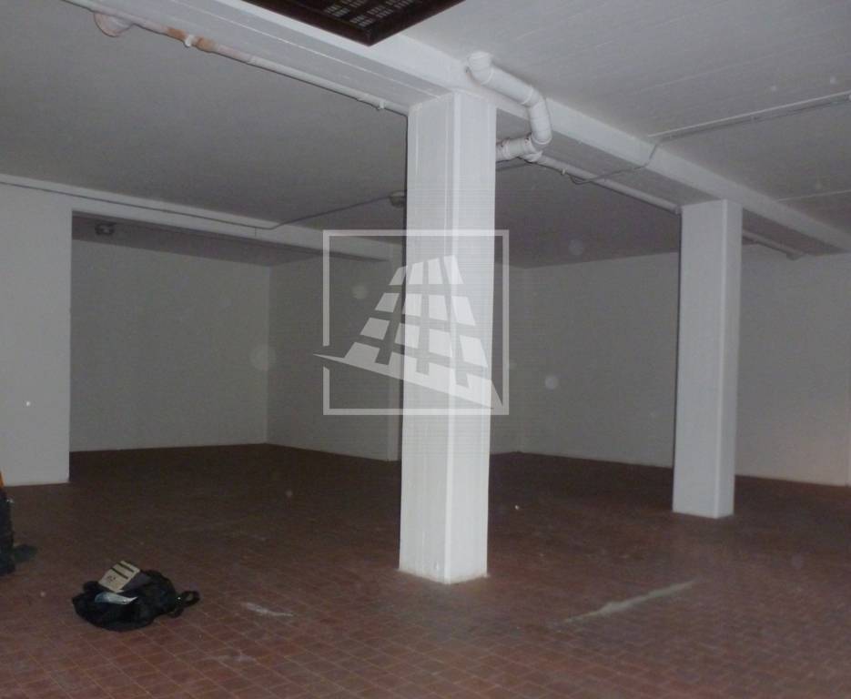 locale commerciale in vendita a Reggio nell'Emilia in zona Città Storica