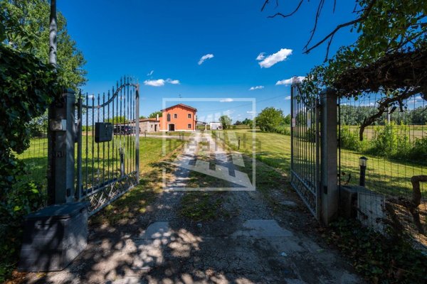 casa indipendente in vendita a Reggio nell'Emilia in zona Cella