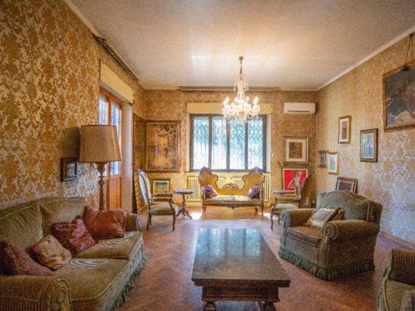 casa indipendente in vendita a Reggio nell'Emilia in zona Città Storica