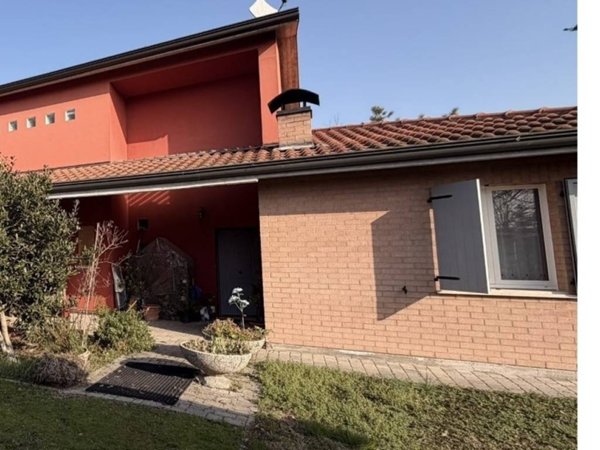 casa indipendente in vendita a Reggio nell'Emilia in zona Roncocesi