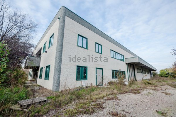 locale di sgombero in vendita a Reggio nell'Emilia