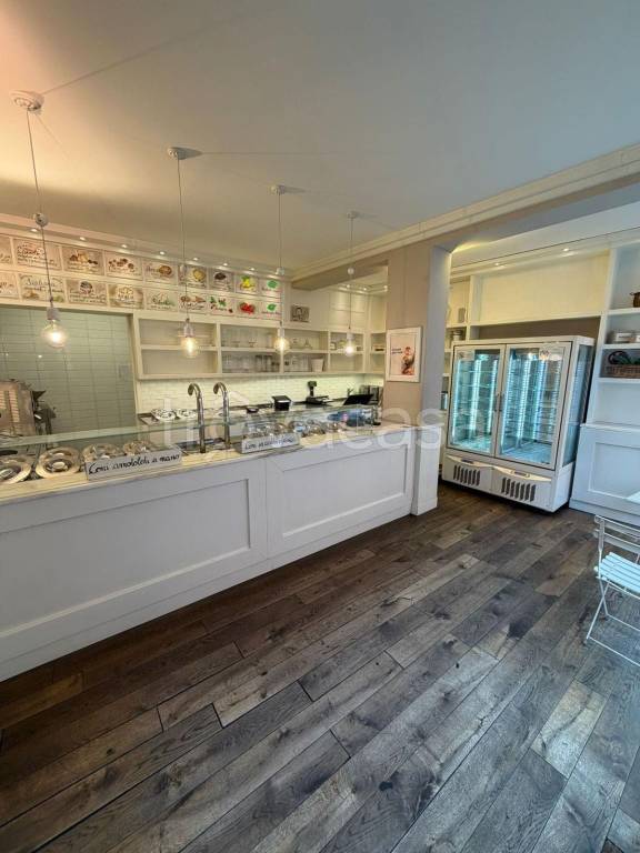 negozio in vendita a Reggio nell'Emilia in zona Città Storica