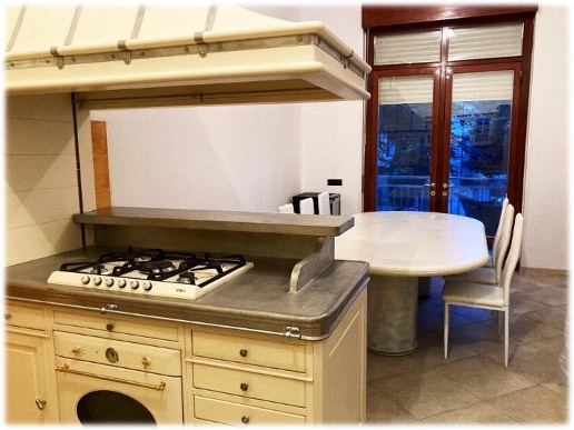 casa indipendente in vendita a Reggio nell'Emilia in zona Orologio