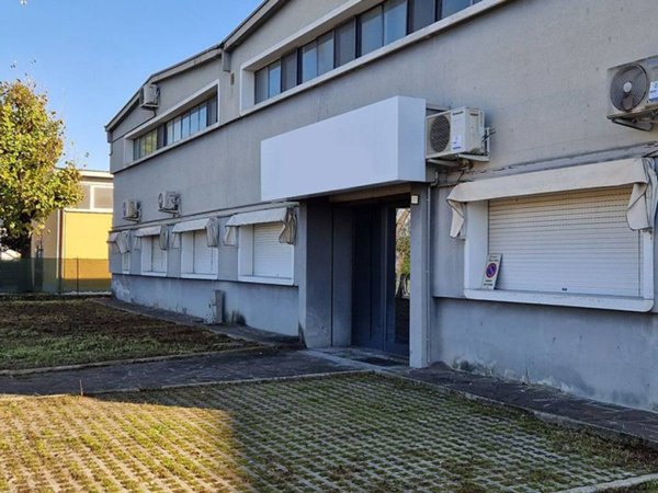 locale commerciale in vendita a Reggio nell'Emilia in zona Mancasale