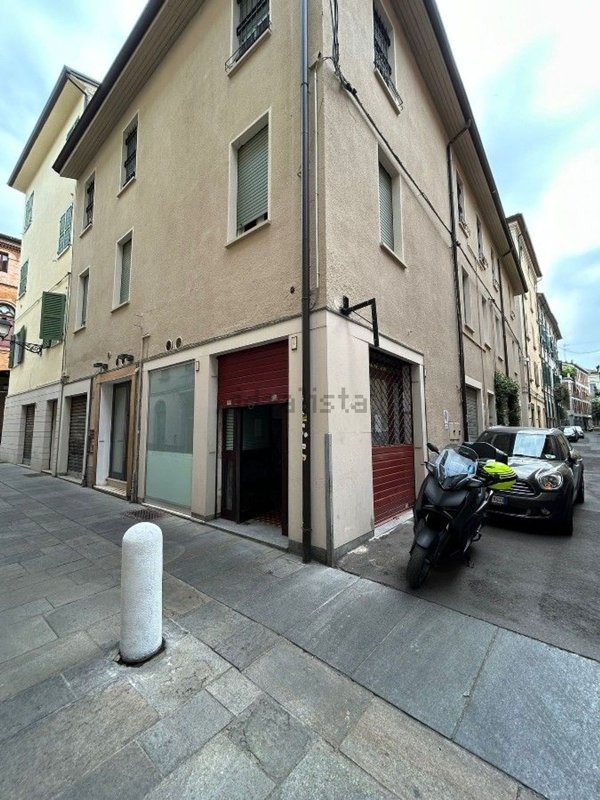 negozio in vendita a Reggio nell'Emilia in zona Città Storica