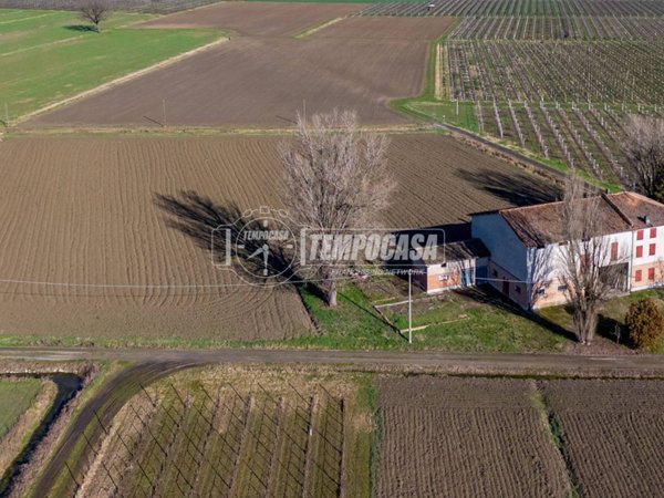 casa indipendente in vendita a Reggio nell'Emilia in zona Città Storica