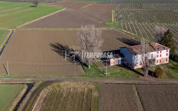 casa indipendente in vendita a Reggio nell'Emilia in zona Città Storica