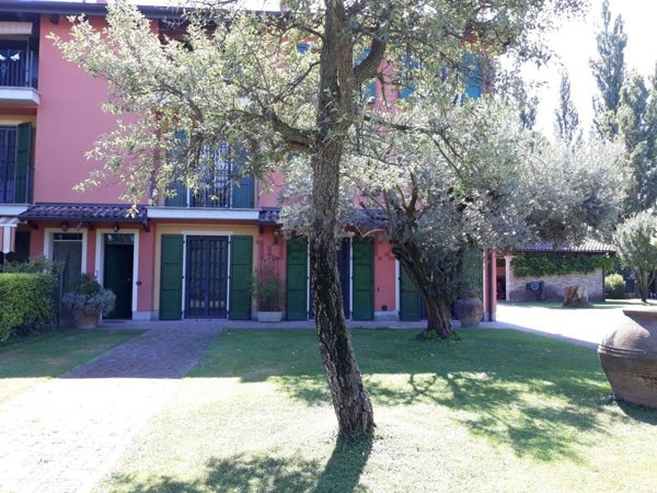 casa indipendente in vendita a Reggio nell'Emilia in zona Sesso