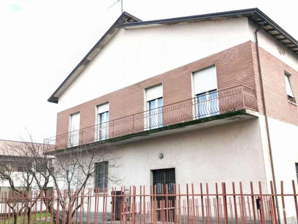 casa indipendente in vendita a Reggio nell'Emilia in zona Città Storica
