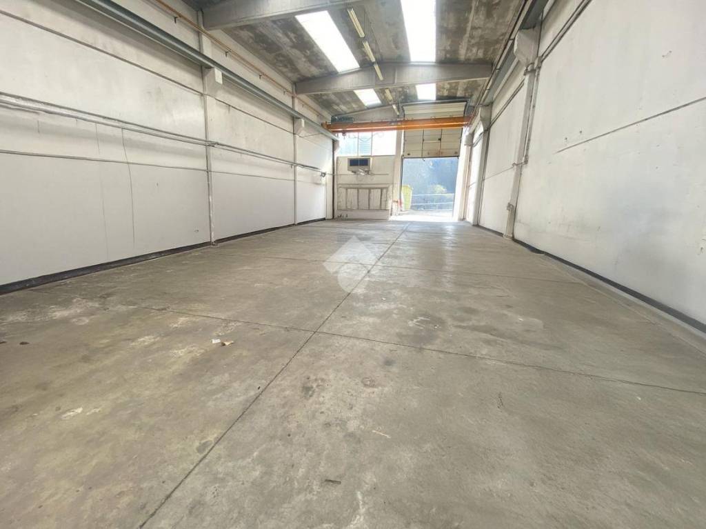 locale commerciale in vendita a Reggio nell'Emilia in zona Mancasale